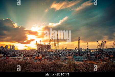 Drammatico paesaggio di rovine dopo l'esplosione di Beirut. Bel tramonto arancione sulle macerie dopo un terribile disastro Blast in Libano. Foto Stock