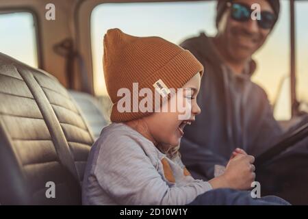 Padre con il suo bambino piccolo ragazzo in auto. Godendo le avventure di viaggio di strada. Persone attive. Ridendo e con piacere passare il tempo insieme Foto Stock