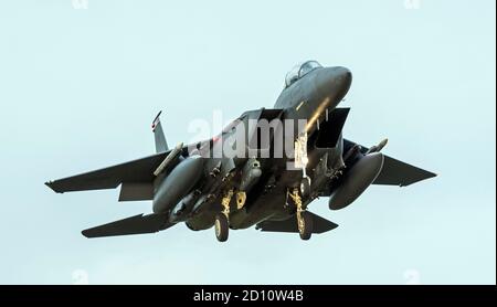 F-15 Jet della 494a si avvicina a RAF Lakenheath per l'atterraggio post nel tardo pomeriggio sortie Foto Stock