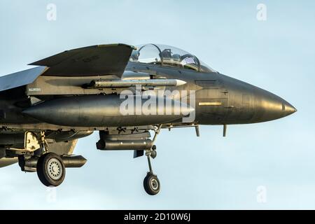 F-15 Jet della 494a si avvicina a RAF Lakenheath per l'atterraggio post nel tardo pomeriggio sortie Foto Stock