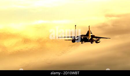 F-15E Eagle Jet esegue un approccio "go-around" o "mancati" al RAF Lakenheath Foto Stock