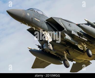 F-15 Jet della 494a si avvicina a RAF Lakenheath per l'atterraggio post nel tardo pomeriggio sortie Foto Stock