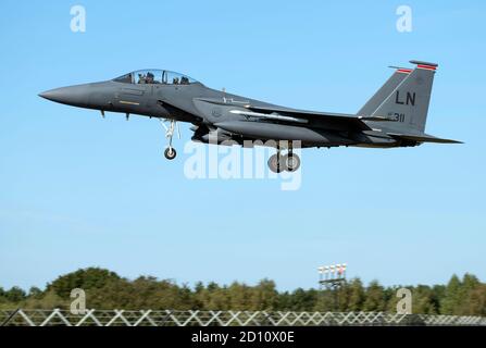 F-15 Jet della 494a si avvicina a RAF Lakenheath per l'atterraggio post nel tardo pomeriggio sortie Foto Stock