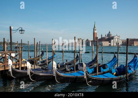 Gondole di Venezia ormeggiate in Piazza San Marco.Venezia Italia. Foto Stock