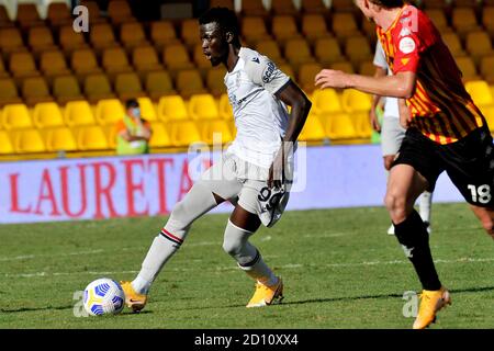 Benevento, Italia. 04 ottobre 2020. Musa Barrow giocatore di Bologna, durante la partita del campionato italiano di calcio Serie A tra Benevento e Bologna risultato finale 1-0, partita disputata allo stadio del Ciro Vigorito di Benevento. Italia, il 4 ottobre 2020. (Foto di Vincenzo Izzo/Sipa USA) Credit: Sipa USA/Alamy Live News Foto Stock