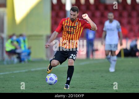 Benevento, Italia. 04 ottobre 2020. Artur Ionita giocatore di Benevento, durante la partita della serie A tra Benevento e Bologna risultato finale 1-0, partita disputata allo stadio Ciro Vigorito di Benevento. Italia, il 4 ottobre 2020. (Foto di Vincenzo Izzo/Sipa USA) Credit: Sipa USA/Alamy Live News Foto Stock