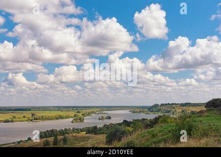 Vista del fiume Oka (affluente di Volga) vicino al villaggio di Konstantinovo. Russia centrale, regione di Ryazan Foto Stock