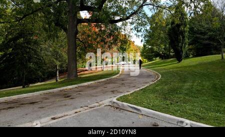 1 ottobre 2020, Springbank Park a Londra, Ontario Canada. Aereo delle strade del parco in autunno. Luke Durda/Alamy Foto Stock
