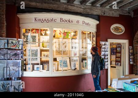 Kingsgate Books & Prints, una pittoresca libreria sotto Kingsgate - una delle due porte medievali rimaste alla città di Winchester, Regno Unito Foto Stock