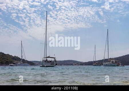 Rogoznica/ Croazia-13 agosto 2020: Bel mare blu nella baia naturale di fronte alla città di pescatori di Rogoznica, piena di barche a vela ancorate in Th Foto Stock