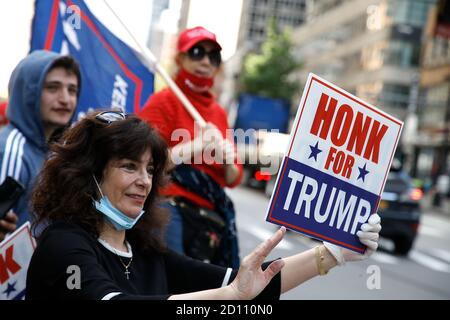 New York City, Stati Uniti. 04 ottobre 2020. La gente si raduna a Herald Square a sostegno del presidente Trump, della polizia, della legge e dell’ordine, il 4 ottobre 2020 a New York City. (Foto di John Lamparski/SIPA USA) Credit: Sipa USA/Alamy Live News Foto Stock