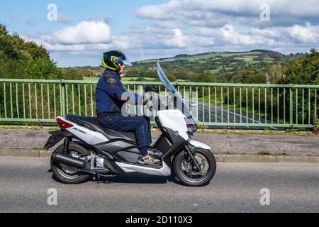 2015 Yamaha bianco YP 250 RA X-Max ABS PK15VTV; motociclista; trasporto a due ruote, moto, veicolo, strade, motociclisti, motociclisti in moto a Chorley, Regno Unito Foto Stock