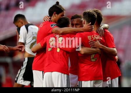 Lisbona, Portogallo. 4 Ott 2020. Pizzi di SL Benfica festeggia con i compagni di squadra dopo aver segnato durante la partita di calcio della Portuguese League tra SL Benfica e SC Farense allo stadio Luz di Lisbona, in Portogallo, il 4 ottobre 2020. Credit: Pedro Feuza/ZUMA Wire/Alamy Live News Foto Stock