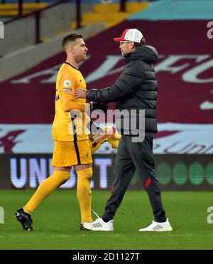 Il manager di Liverpool Jurgen Klopp e il portiere Adrian dopo la partita della Premier League a Villa Park, Birmingham. Foto Stock