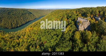 L'immagine aerea del drone del parco statale Coopers Rock si affaccia sul fiume Cheat in una stretta gola boscosa in autunno verso il lago Cheat Morgantown, West Virginia Foto Stock