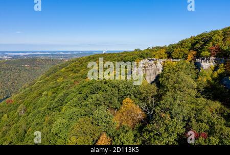 L'immagine aerea del drone del parco statale Coopers Rock si affaccia sul fiume Cheat in una stretta gola boscosa in autunno verso il lago Cheat Morgantown, West Virginia Foto Stock