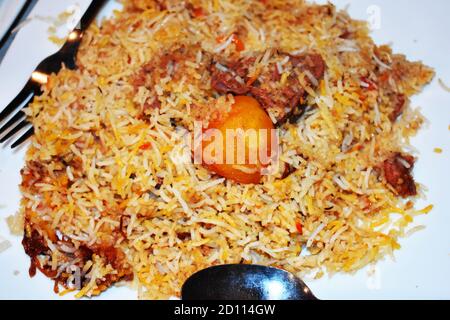 Vista da vicino sul cibo della Vecchia Dacca: Famoso biryani tradizionale kacchi Foto Stock