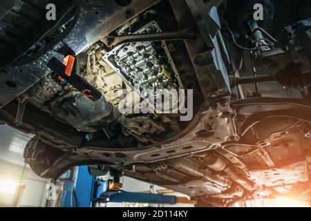 Primo piano del cambio CVT, cambio dell'olio e manutenzione del nuovo cambio automatico del variatore moderno su SUV in Car Service. Foto Stock