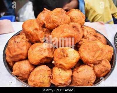 Patata grande patatine fritte delizioso famoso iftar articolo: Street spazzatura cibo primo piano vista a Dacca vecchia Foto Stock