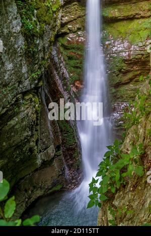 Alta cascata nel canyon di montagna. Incredibile natura e monumenti storici della valle di Soca in Slovenia. Paradiso sulla Terra. Foto Stock