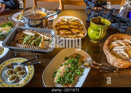 Tour culinario sul Lago di Lugano in Ticino, Circolo di Carona, Svizzera. Gabriella serve molti piatti di pesce, alcuni dei quali sono stati dimenticati. La maggior parte dei pesci proviene dal Lago di Lugano Foto Stock