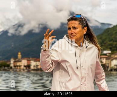 Tour culinario sul Lago di Lugano in Ticino, Circolo di Carona, Svizzera. Gabriella racconta storie sul lago. A volte lei ruggisce sull'acqua. Poi improvvisamente il ritmo è rallentato e si racconta una storia Foto Stock