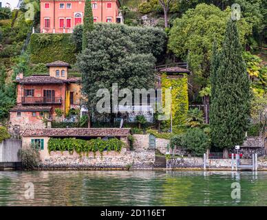 Il comune di Morcote sul Lago di Lugano in Ticino, Circolo di Carona, Svizzera. A Morcote si trova anche il Parco Scherer. Un parco di sculture e giardino botanico. Qui, quasi vicino alla riva, si erge una torre di uccelli. Oggi una scultura di un tipo particolare, che ricorda la cattura dei songbirds in Ticino Foto Stock