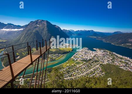 Rampestreken ad Andalsnes, Norvegia. Una famosa pista turistica e punto di osservazione. Foto Stock