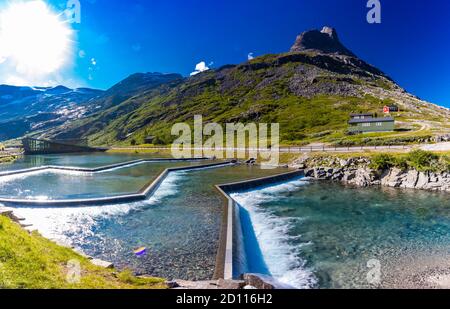 Trollstigen o troll percorso è una serpentina strada di montagna in Rauma comune in Norvegia Foto Stock