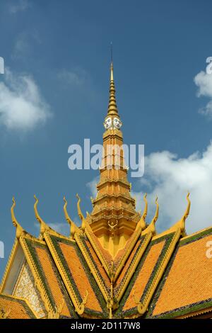 Testa a quattro facce di Brahma nella guglia centrale della Sala del Trono, Palazzo reale della Cambogia, Phnom Penh Foto Stock
