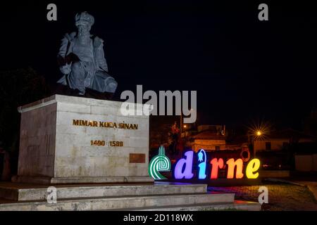 La moschea di Selimiye è una moschea imperiale ottomana, situata nella città di Edirne. Vista generale dalla moschea di Selimiye con monumenti e statua Foto Stock