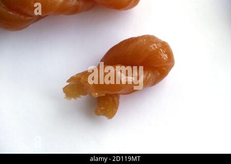 Koeksuore sudafricane in un vassoio di polistirene isolato su a. sfondo bianco Foto Stock