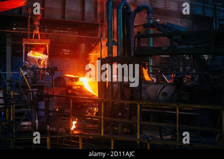 Lavorazione del metallo in fonderia presso l'impianto metallurgico Foto Stock