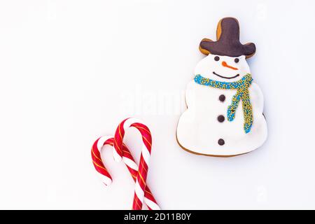 Pan di zenzero e caramelle fatte in casa di Natale su sfondo bianco. Foto Stock