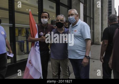 San Paolo, San Paolo, Brasile. 4 Ott 2020. (INT) Marcio Franca, candidato al Sindaco di San Paolo. 4 ottobre 2020, San Paolo, Brasile: Marcio Franca (in una polo blu), candidato del Partito Socialista Brasiliano (PSB) al Sindaco di San Paolo nel 2020, durante una passeggiata lungo Avenida Paulista, nel centro della capitale, questa domenica pomeriggio.Credit: LECO Viana /Thenews2 Credit: LECO Viana/TheNEWS2/ZUMA Wire/Alamy Live News Foto Stock