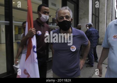 San Paolo, San Paolo, Brasile. 4 Ott 2020. (INT) Marcio Franca, candidato al Sindaco di San Paolo. 4 ottobre 2020, San Paolo, Brasile: Marcio Franca (in una polo blu), candidato del Partito Socialista Brasiliano (PSB) al Sindaco di San Paolo nel 2020, durante una passeggiata lungo Avenida Paulista, nel centro della capitale, questa domenica pomeriggio.Credit: LECO Viana /Thenews2 Credit: LECO Viana/TheNEWS2/ZUMA Wire/Alamy Live News Foto Stock