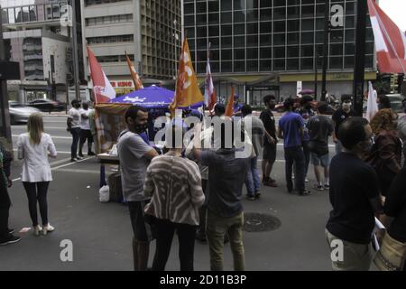 San Paolo, San Paolo, Brasile. 4 Ott 2020. (INT) Marcio Franca, candidato al Sindaco di San Paolo. 4 ottobre 2020, San Paolo, Brasile: Marcio Franca (in una polo blu), candidato del Partito Socialista Brasiliano (PSB) al Sindaco di San Paolo nel 2020, durante una passeggiata lungo Avenida Paulista, nel centro della capitale, questa domenica pomeriggio.Credit: LECO Viana /Thenews2 Credit: LECO Viana/TheNEWS2/ZUMA Wire/Alamy Live News Foto Stock