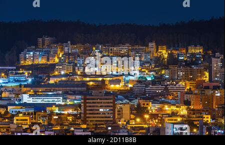 Paesaggio urbano aereo di moderni edifici di appartamenti di notte, Quito, Ecuador. Foto Stock