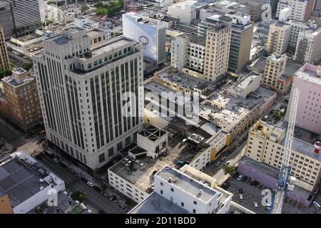 Miami, Florida, USA - Settembre 2005: Veduta aerea archivistica di edifici storici, strade e tetti nel centro di Miami. Foto Stock