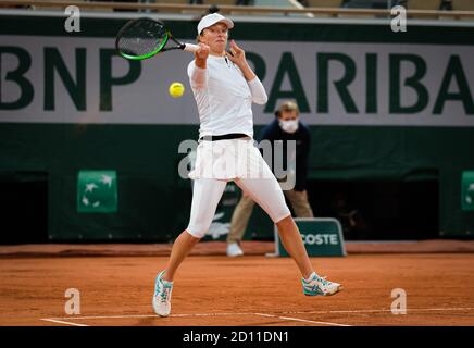 IgA Swiatek della Polonia in azione contro Simona Halep della Romania durante il quarto round al Roland Garros 2020, torneo di tennis Grand Slam, su Oc Foto Stock