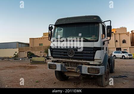 Camion e divano in un'area libera Foto Stock