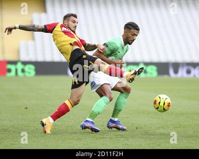 Jonathan Clauss di Lens, Denis Bouanga di Saint-Etienne durante il campionato francese Ligue 1 partita di calcio tra RC Lens e COME Saint Etienne (AS Foto Stock