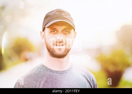 Portait di giovane uomo atrattivo che gode la sua giornata fuori a. passeggiata Foto Stock