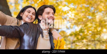 Uomo felice e donna in posa aereo godendo di una calda giornata Foto Stock