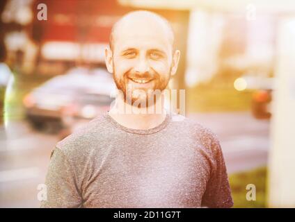 Portait di giovane uomo atrattivo che gode la sua giornata fuori a. passeggiata Foto Stock