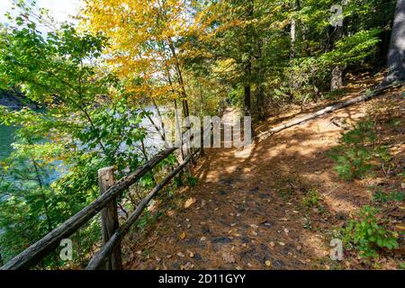 Sentiero escursionistico vicino al lago Mohonk nelle montagne Shawangunk Di Upstate New York con Fall Foliage Foto Stock