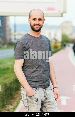 Portait di giovane uomo atrattivo che gode la sua giornata fuori a. passeggiata Foto Stock