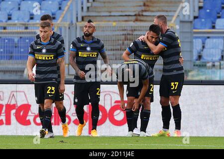 Lautaro Martinez dell'Internazionale festeggia con i suoi compagni di squadra dopo aver segnato 0-1 goal durante il campionato italiano Serie A Football Match tra Foto Stock