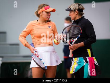 Sofia Kenin e Bethanie Mattek-Sands degli Stati Uniti giocano due volte al Roland Garros 2020, torneo di tennis Grand Slam, il 4 ottobre 2020 Foto Stock