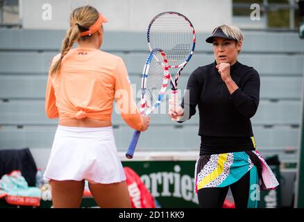 Sofia Kenin e Bethanie Mattek-Sands degli Stati Uniti giocano due volte al Roland Garros 2020, torneo di tennis Grand Slam, il 4 ottobre 2020 Foto Stock